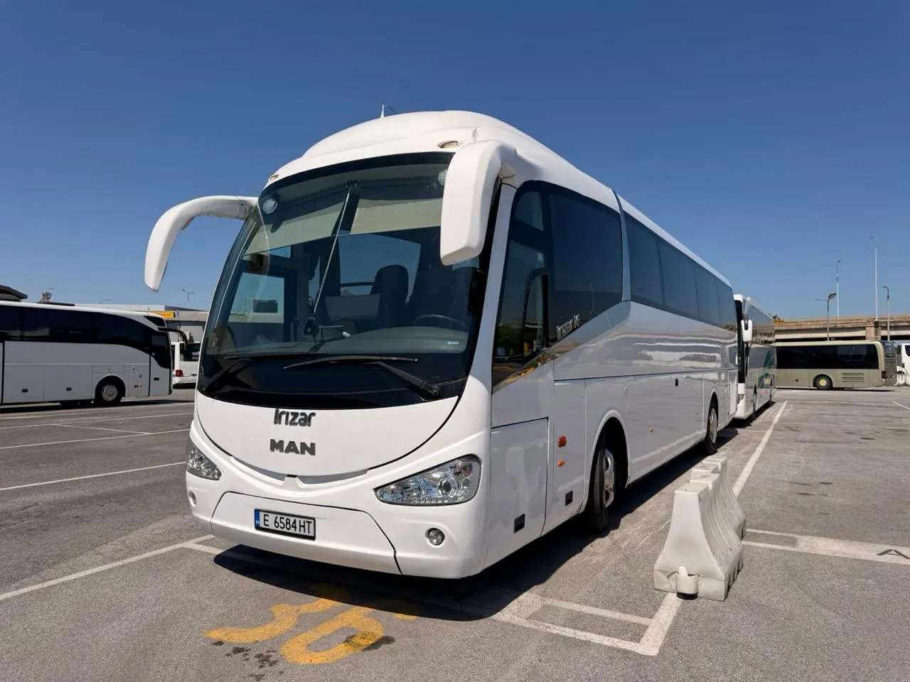 MAN Irizar i6, front three-quarter view
